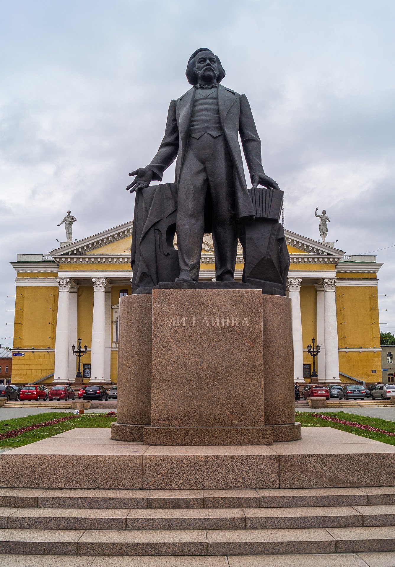 Памятник М. И. Глинке